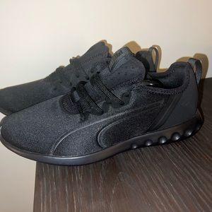 nwot women’s black puma sneaker